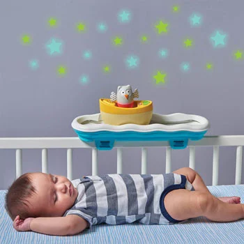 Taf Toys muzička igračka za krevetac Čamac 114010-4 Taf Toys muzička igračka za krevetac Čamac 114010-4